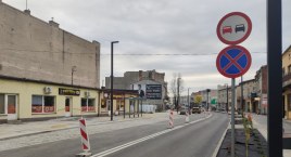 Na Żeromskiego zakaz parkowania na chodniku, znaki już stoją. Nie wszystkim się to podoba