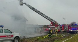 [WIDEO] Pożar poddasza w Krzywanicach. W domu była kobieta z trójką dzieci. Trwa akcja gaśnicza
