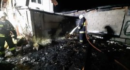 Ochocice, gmina Kamieńsk. Pożar budynku gospodarczego gasiło kilka zastępów straży pożarnej 