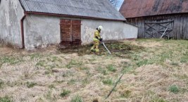 Zrąbiec, gmina Kobiele Wielkie. - Pożar trawy, zagrożone są budynki - usłyszeli strażacy 