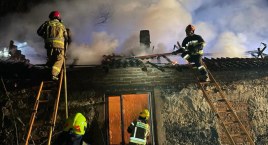 Włodzimierz, gmina Kamieńsk. Palił się dach niezamieszkałego budynku. W akcji kilka zastępów straży 