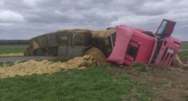Krzywanice, gmina Lgota Wielka. Samochód ciężarowy blokuje drogę. Kierowca odniósł obrażenia 