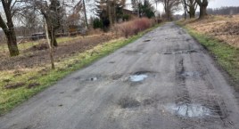 Remonty dróg metodą na kalosza. „Jeden zasypuje dziury jakimś materiałem, drugi ugniata je nogą