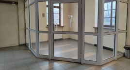 Władza robi szopkę z otwarcia kasy, a z dworca PKP wynoszą się najemcy. Przez podwyżki opłat
