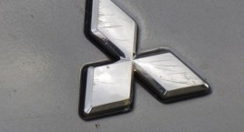 Kierowca mitsubishi wsiadł za kierownicę, mimo że nie ma prawa jazdy. W dodatku był kompletnie pijany