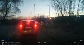 [FILM] Auto zablokowane między szlabanami, obok przejeżdża pociąg towarowy