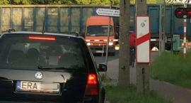 Dwaj kierowcy wjechali na przejazd. Utknęli między zamkniętymi szlabanami
