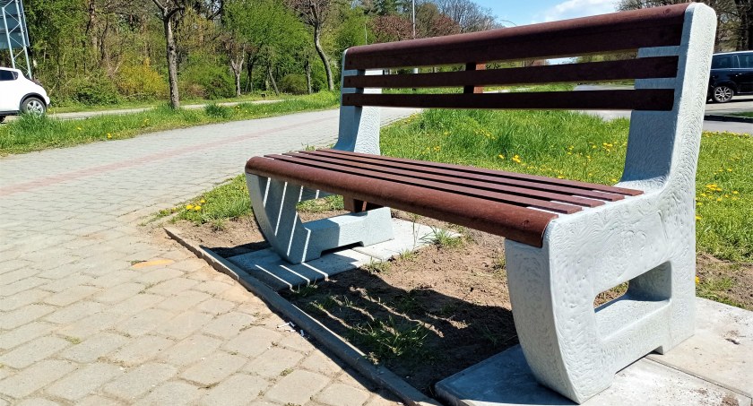 Powiatowe ławki już stoją. Mają być wandaloodporne