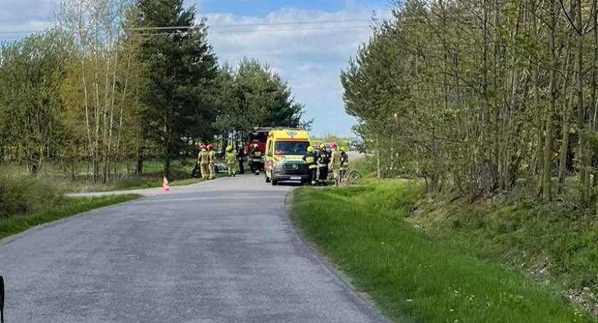 Rowerzysta chciał skręcić w drogę gminną