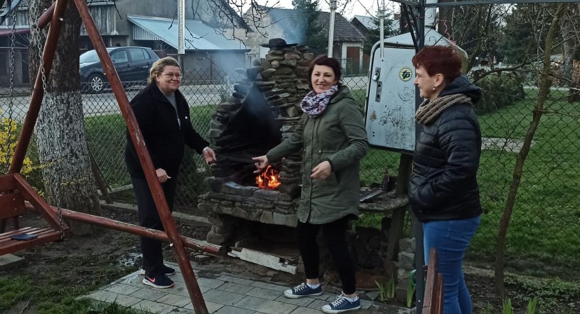 Dzień grilla: kiełbaska, pierś z kurczaka, szaszłyki i ziemniaki