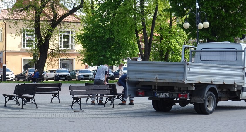 Ławki wróciły na środek dębickiego Rynku