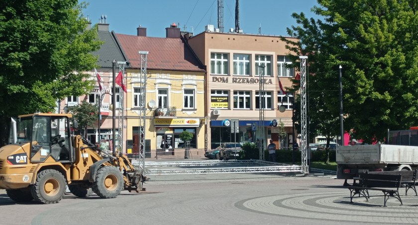 Dni Dębicy 2023: na Rynku już rozkładają scenę