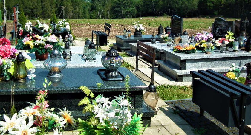 Ławki na cmentarzach będą likwidować