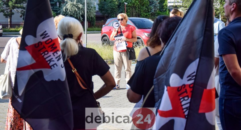 Ani jednej więcej. Skromny protest w Dębicy [ZDJĘCIA, WIDEO]