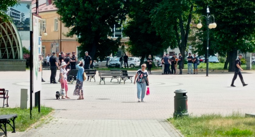 Na Rynku zaroiło się od funkcjonariuszy Służby Więziennej