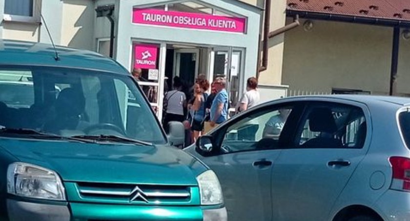 Kolejka pod Tauronem, parkują nawet na chodnikach - zdjęcia
