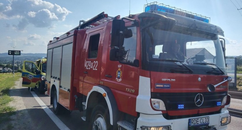 Uderzyła w bok wyprzedzającego ją pojazdu