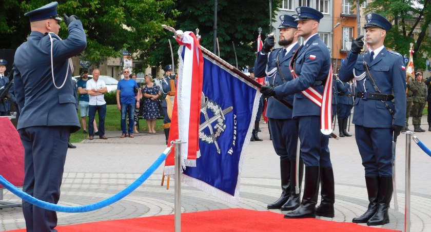 Zakład Karny ma sztandar, a na nim: Bóg, Honor i Ojczyzna - zdjęcia 