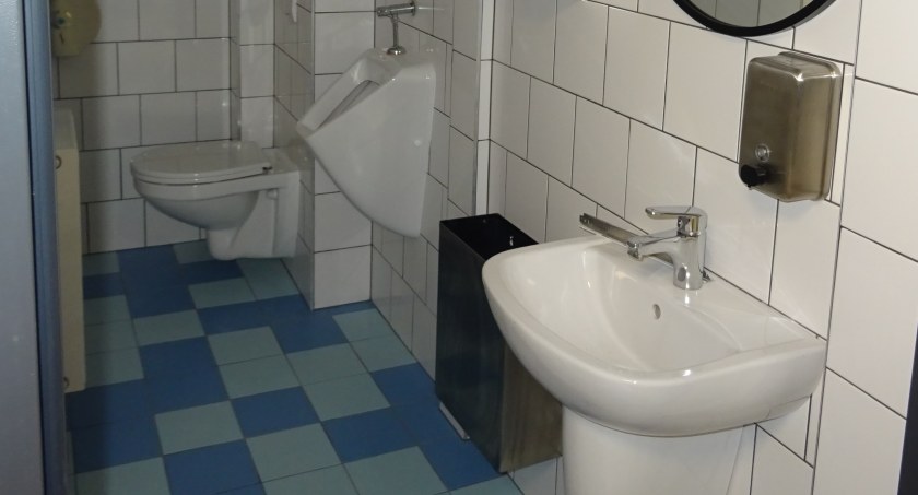 Uwaga: w kranach może nie być wody