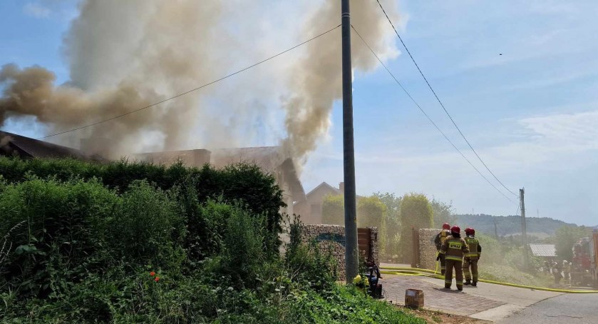 Ogień pojawił się na poddaszu