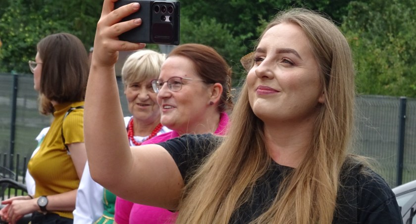 Radna poleciała w kulki z prezeską, a panowie obeszli się smakiem