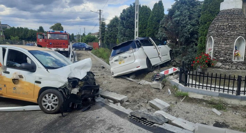Toyota wylądowała na ogrodzeniu posesji