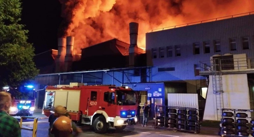Płonie hala w Firmie Oponiarskiej Dębica