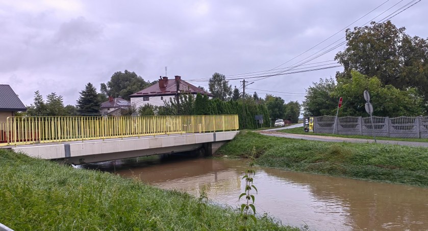 W Bobrowej woda opada