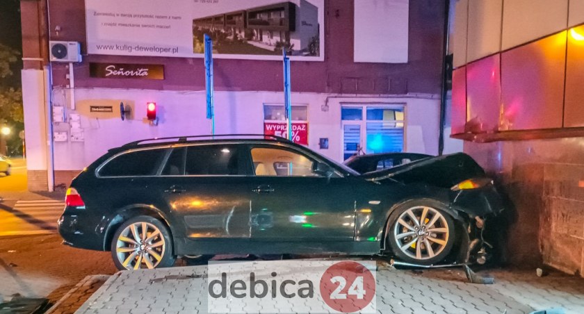 Bmw uderzyło w sklep. Wysoki mandat dla kierowcy [ZDJĘCIA]