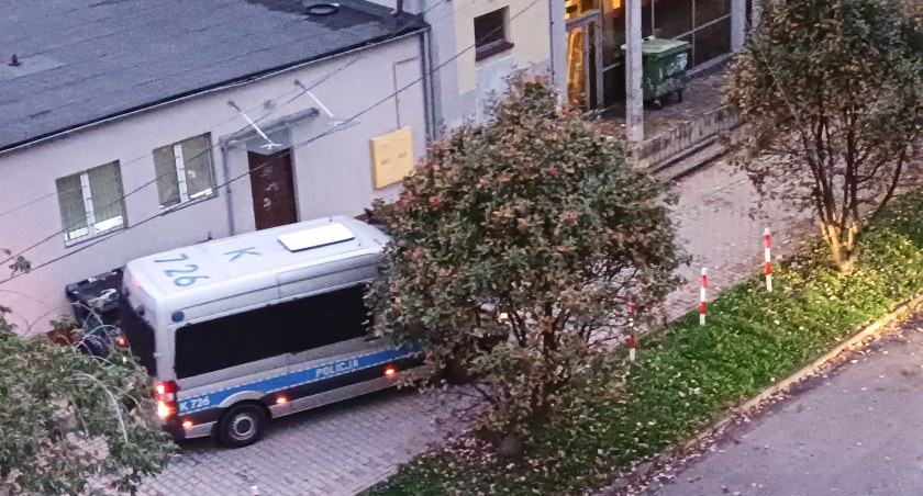 Pił za sklepem w Dębicy, trafił do Mszany Dolnej