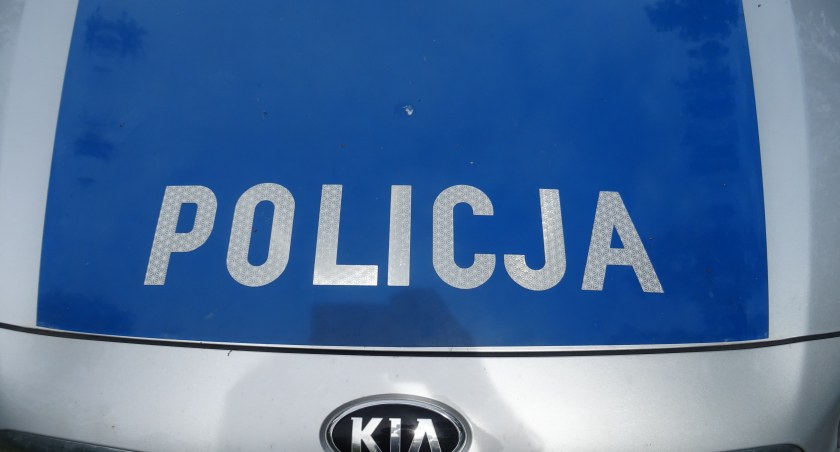 Uderzył w dwa samochody i odjechał 