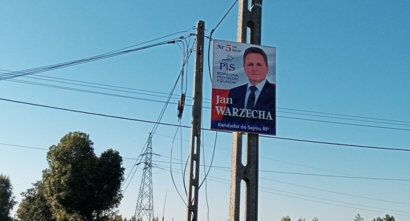 Kandydat zawisł na słupie