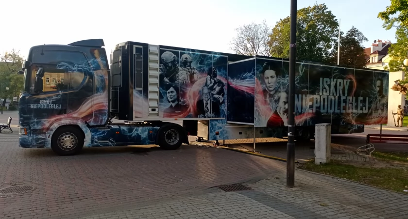 Ciężarówka pełna niesamowitych historii parkuje na Rynku