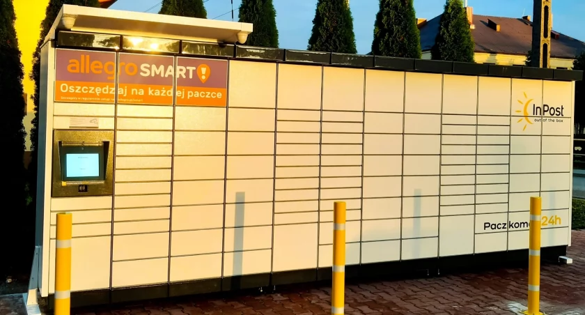 Walczyli o paczkomat i już stoi pod remizą