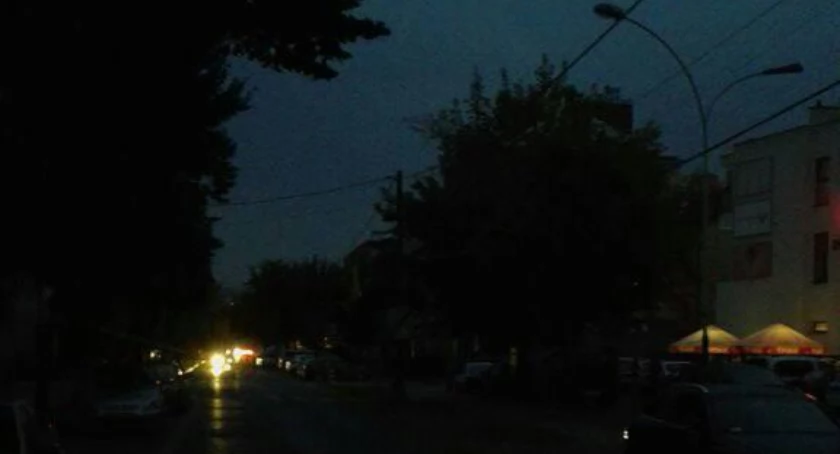 W świetle lamp