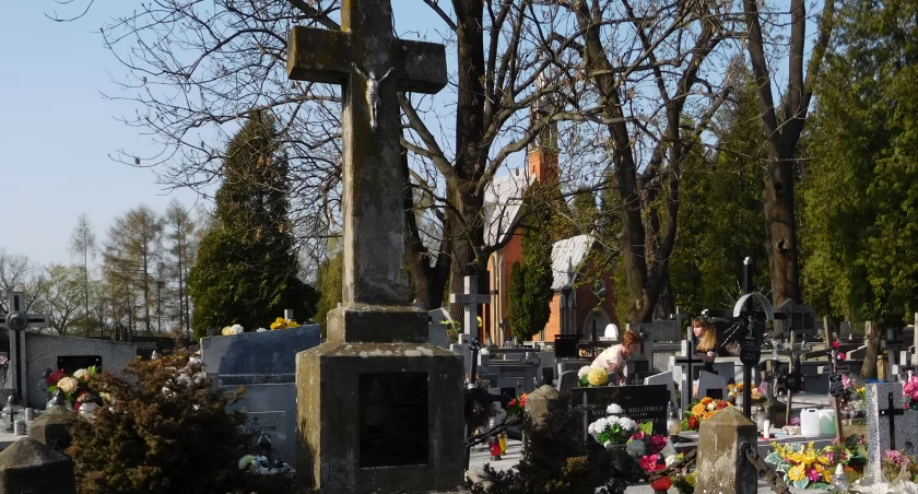 W bramach starego cmentarza stać będą od rana