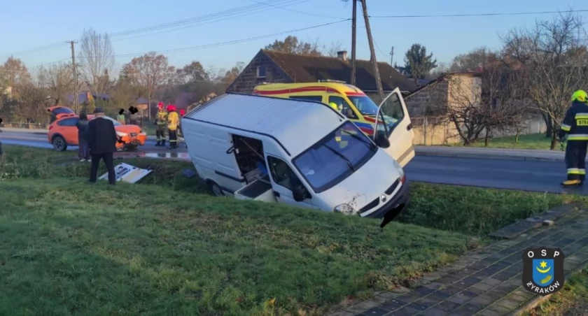 Subaru wjechał w dostawczaka, piesza w szpitalu