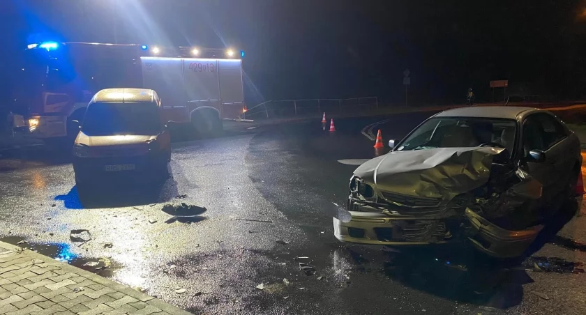 Wypadek na skrzyżowaniu, kierowców zabrały karetki