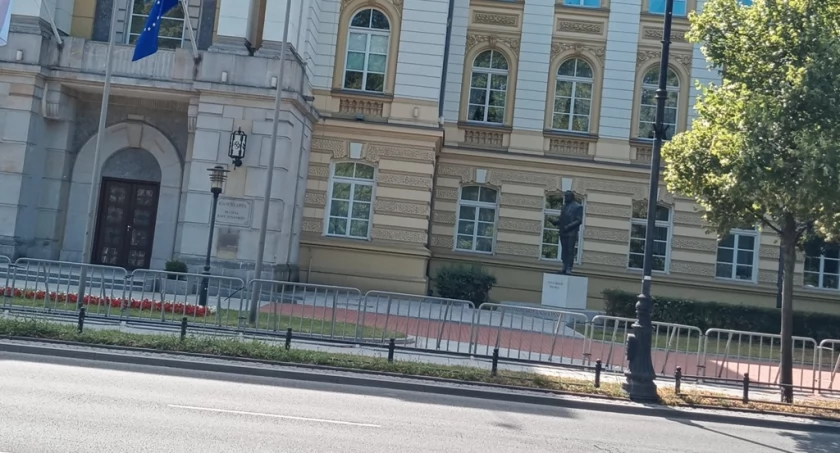 Zniknęły barierki żenady