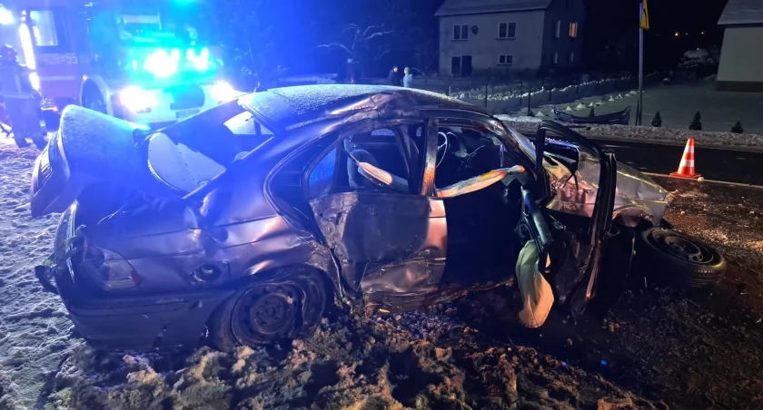 Bmw ścięło przystanek i uderzyło w ogrodzenie [ZDJĘCIA]