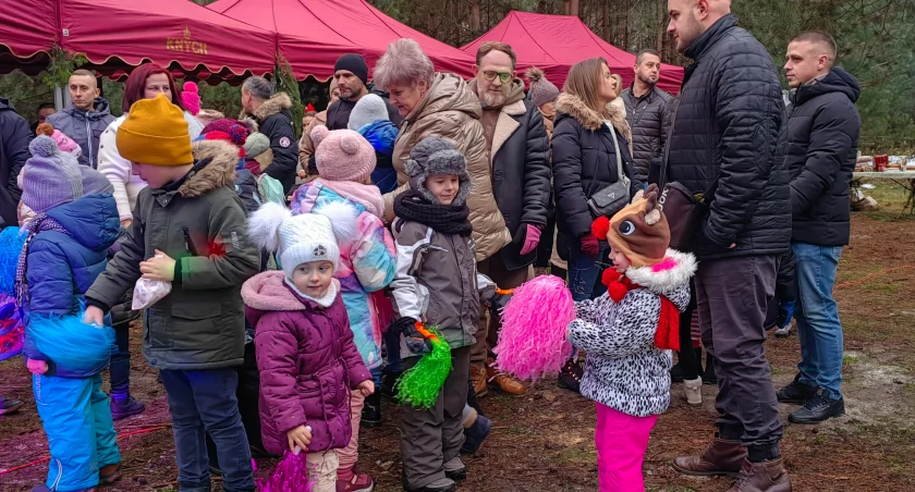 Wspaniała zabawa w środku lasu