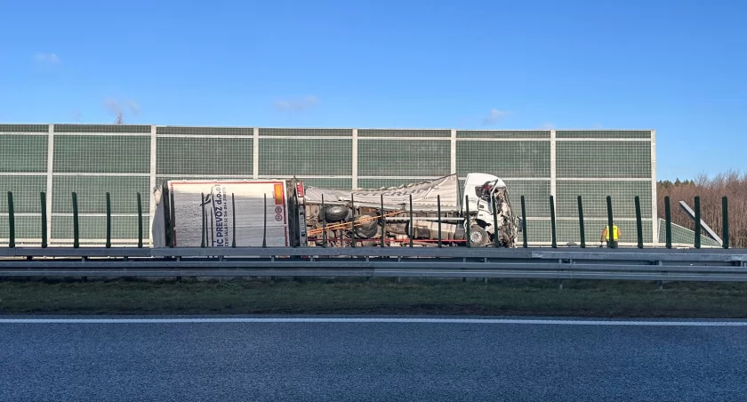 Uwaga! Pas autostrady od Rzeszowa zablokowany (zdjęcia)