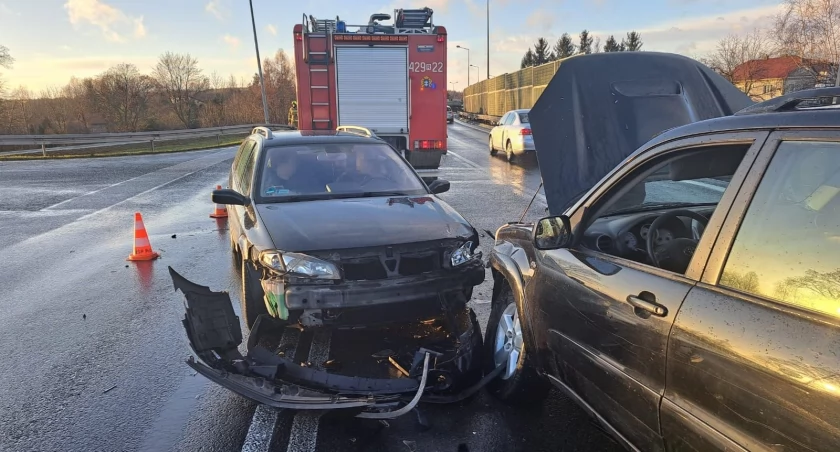 Osiem uszkodzonych samochodów, trzy mandaty