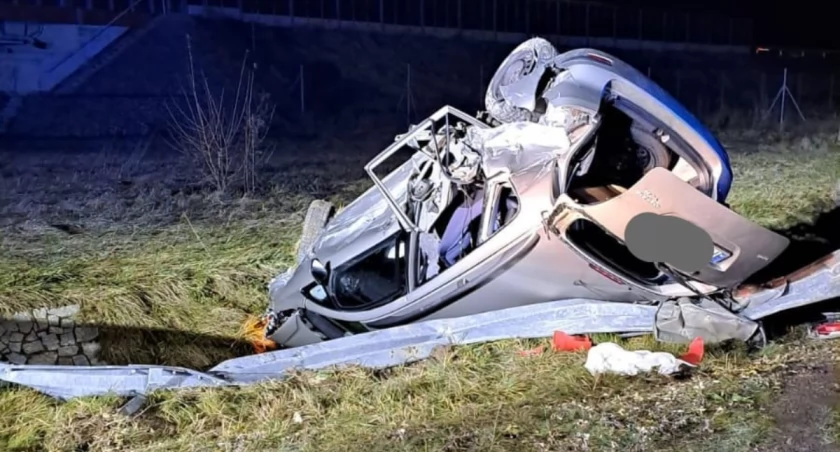Nissan uderzył w drzewo, toyota dachowała