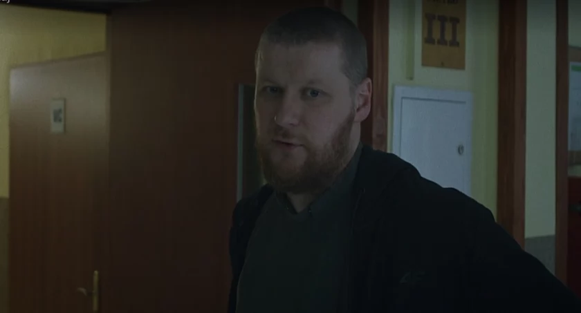 Koloruje szarość życia bezdomnym i chorym [FILM]