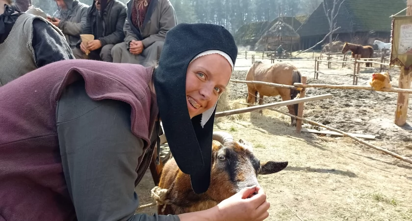 Alicji debiut przed kamerą, Magdalenie koza zjadła spódnicę