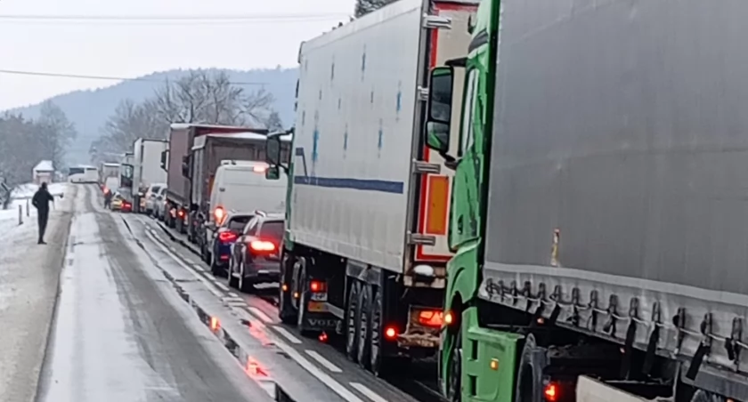 Autobus potrącił 16-latkę. Droga jest zablokowana