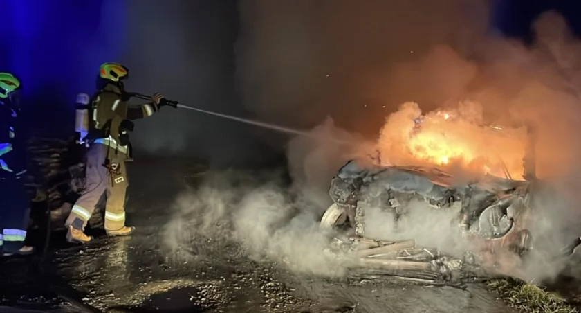 Auto spłonęło doszczętnie, właściciel wydmuchał 1,6 promila [ZDJĘCIA, FILM]