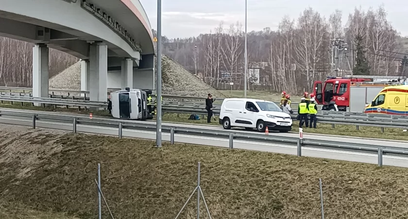 Bus przewrócił się na autostradzie