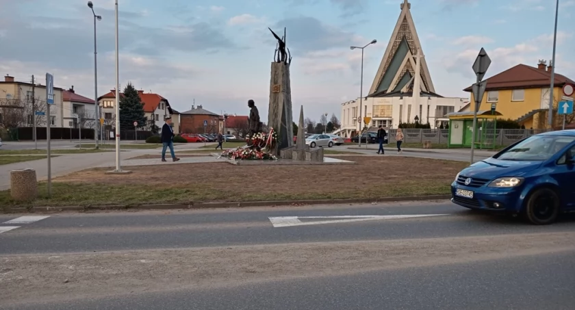 Pomnik a wokół brudno